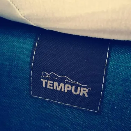 Sleep Well - Tempur Beds- Neu - Lage - Free Parking - Wifi Apartment *